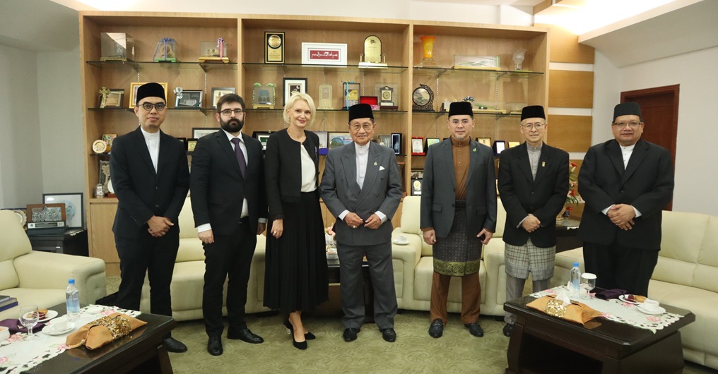 MENTERI HAL EHWAL UGAMA TERIMA KUNJUNGAN HORMAT DARIPADA DUTA BESAR ISTIMEWA DAN MUTLAK UKRAINE (YANG TIDAK MENETAP) KE NEGARA BRUNEI DARUSSALAM