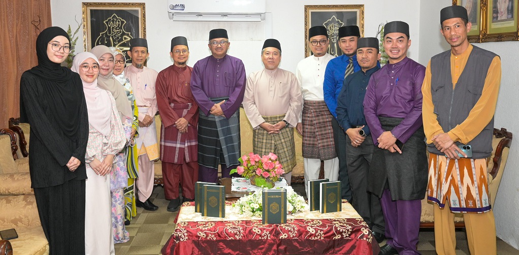 PENYERAHAN WAQAF MUSHAF UNIVERSITI ISLAM SULTAN SHARIF ALI (UNISSA) UNTUK DIAGIHKAN KEPADA MUALLAF DI NEGARA BRUNEI DARUSSALAM
