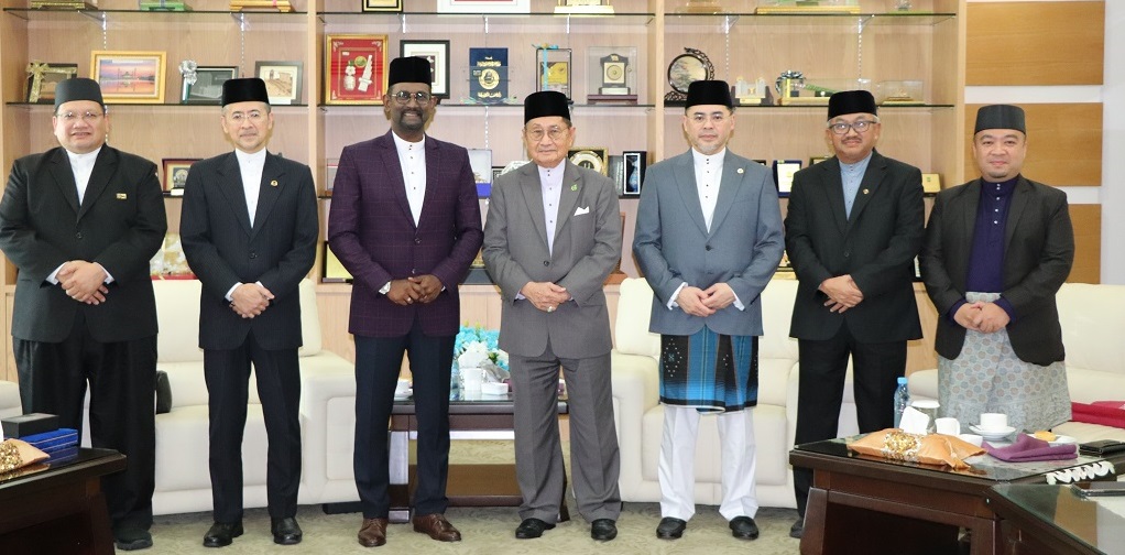 KUNJUNGAN HORMAT DARIPADA PENCERAMAH JEMPUTAN DARI MALAYSIA YANG AKAN MENYAMPAIKAN CERAMAH SEMPENA MAJLIS SAMBUTAN ISRA’ DAN MI’RAJ BAGI TAHUN 1445 HIJRAH