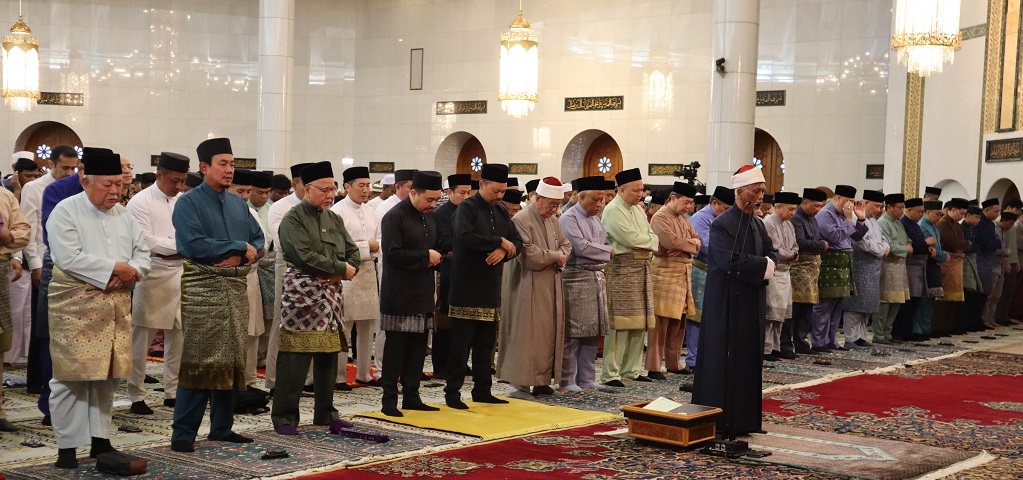 DULI YANG TERAMAT MULIA PADUKA SERI PENGIRAN MUDA MAHKOTA  PENGIRAN MUDA HAJI AL-MUHTADEE BILLAH BERANGKAT MENUNAIKAN SEMBAHYANG SUNAT HARI RAYA AIDIL ADHA BAGI TAHUN 1446H/2025M