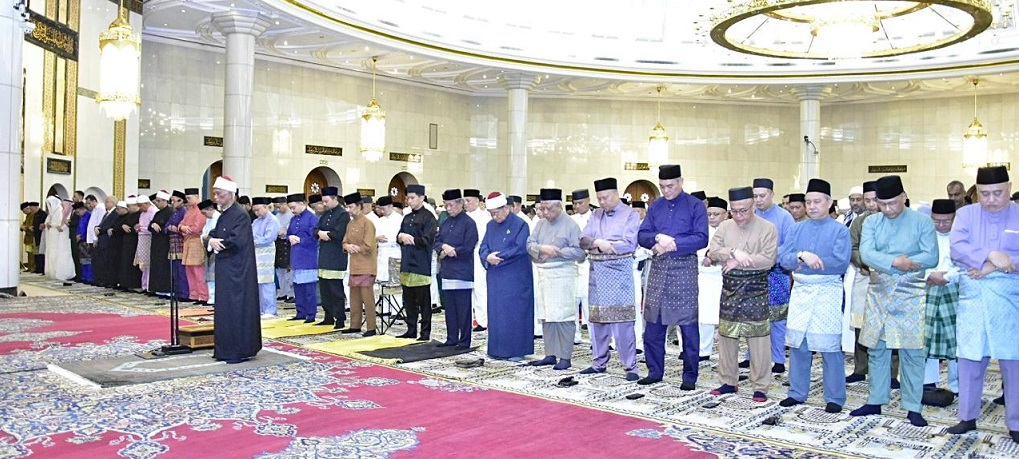 KEBAWAH DULI YANG MAHA MULIA PADUKA SERI BAGINDA  SULTAN  DAN YANG DI-PERTUAN NEGARA BRUNEI DARUSSALAM BERANGKAT MENUNAIKAN SEMBAHYANG SUNAT HARI RAYA AIDILADHA BAGI TAHUN 1447H/2026M